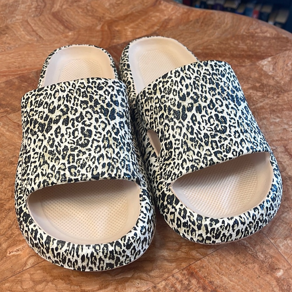 NWOT   YASIRUN | Khaki & Black Leopard EVA Slide  ZL840